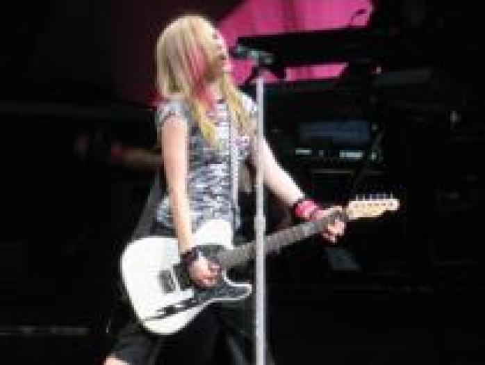 TXPSYZXNUJFPRXYGNEQ - alte poze cu avril lavigne