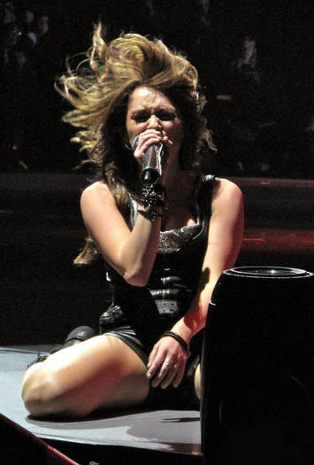 miley-cyrus_COM-wonderwolrdtour-portland2009sep14-071