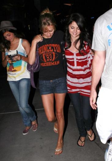 Selena Gomez Friends Out Movies BVHBFWrz-BAl