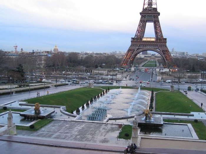 paris-le-tour-eiffel-main - ZzZzZ Paris Locul Indragostitilor ZzZzZ