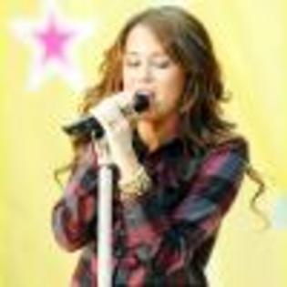 08UIKE881305-01 - Miley---Cyrus