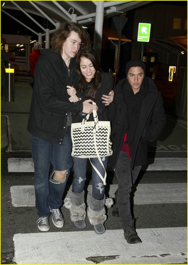 miley-cyrus-braison-bundle-up-02