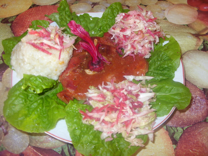 fripturica   cu garnitura si salata