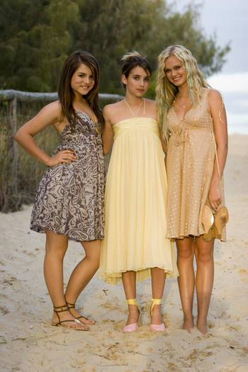 Emma Roberts, Hayley si Sara