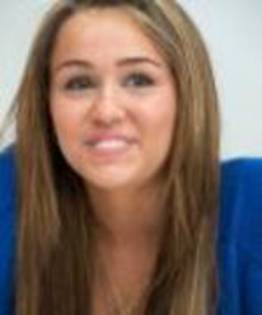 NRTAXEMMXOGMRXIRUJM - Miley in albastru