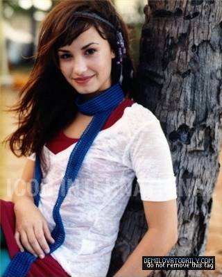 JHYKEXPTRXNCCTTBQCE - Demi Lovato in natura