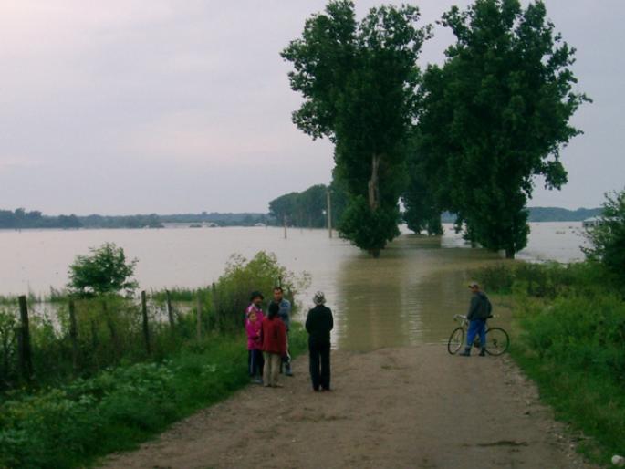 Drumnul de acces spre Torcesti - inundatii 2005 Galati