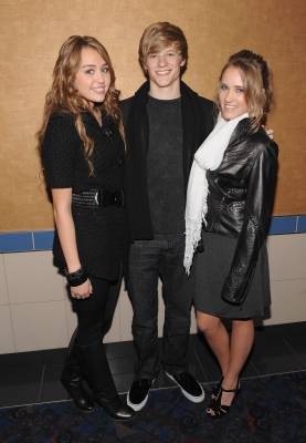 90065_miley-cyrus-lucas-till-and-emily-osment-attend-justjaredjrcoms-screening-of-hannah-montana-the