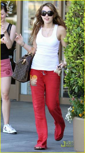 miley-cyrus-nail-garden-11[1] - miley in pantaloni