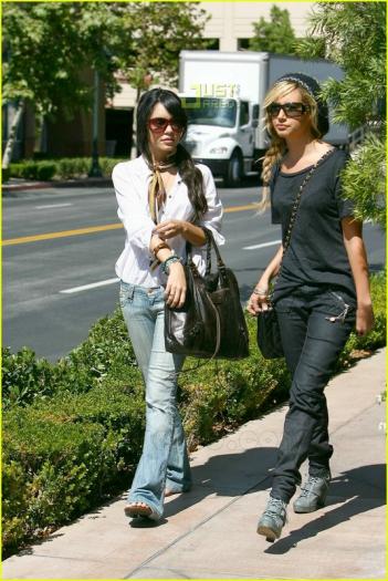 vanessa-hudgens-ashley-tisdale-shop - De toate
