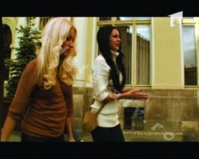 raluca-bambi_aruncati-din-tren_vedetelatv-01-300x240