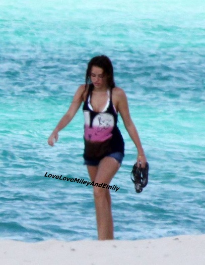 Miley-the-Bahamas-miley-cyrus-6266000-604-780