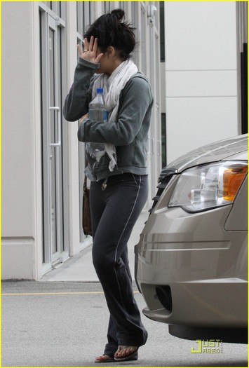 vanessa-hudgens-shy-vancouver-03 - Vedetele din High School Muzical