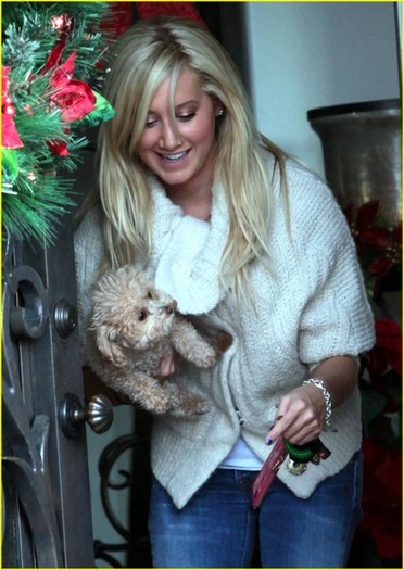 m3f2b - Ashley Tisdale is Sunday Silly