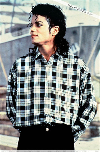 BYHGCSJHJYZQDHQALWN - Poze Michael Jackson imbracat altfel decat in uniforme