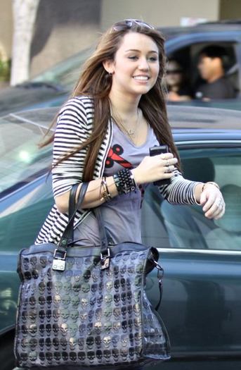 fp_1858534_exclusive_miley_cyrus_performs_live_acoustic_set_for_fans.0.0.0x0.460x704[1] - poze noi hannah montana