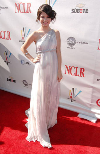 Selena-at-the-2008-ALMA-Awards-selena-gomez-2117203-390-600 - Selena Gomez