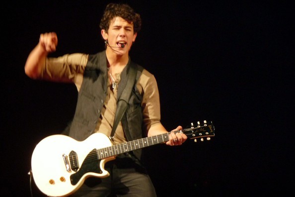 Nick JOnas perform (1) - Nick Jonas-Performing the show Wembley