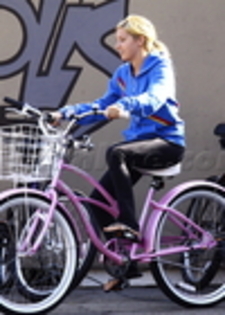 thumb_017 - ASHLEY TISDALE 6 OCTOMBRIE 2009 CU BICICLETA