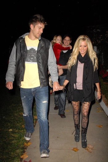 Ashley+Tisdale+boyfriend+Scott+Speer+start+VWeb2MhBzFrl