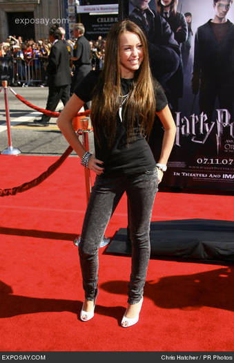 miley-cyrus-us-premiere-if-harry-potter-and-the-order-of-the-phoenix-0iNpqK[1] - miley cyrus