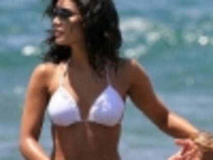 thumbs_vanessa-anne-hudgens-bikini-12 - 0-vane si zac in hawaii