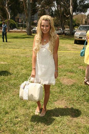 ashleytisdale00441qn3