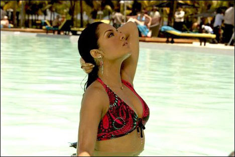 celina-jaitley-in-bikini-for-money-hai-to-honey-hai - Goana dupa mostenire film indian