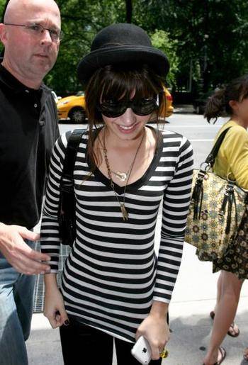 demilovato_net-outsidetrumphotel-0004 - demi lovato