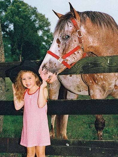 ONDFYCHZPYAJWVNHMSE - Miley in gradina