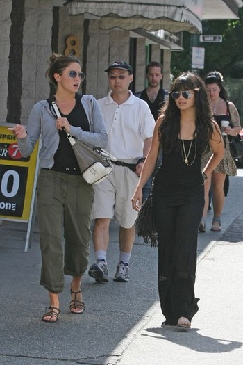 Old+pals+Nikki+Vanessa+Vancouver+bvrG6__08m0l