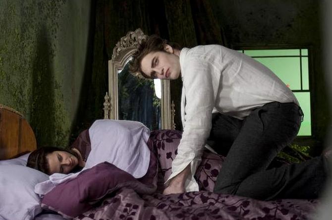 new_moon_poster_edward-bed - New Moon