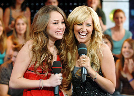 Miley Cyrus si Ashley Tisdale canta
