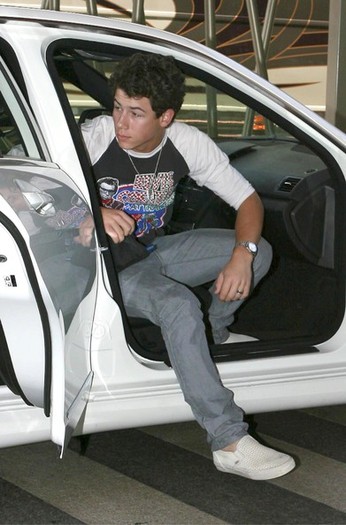 Jonas+Brothers+Getting+Their+Tour+Bus+S4-kE7tdW5Xl - Nick Jonas-Poze 2009