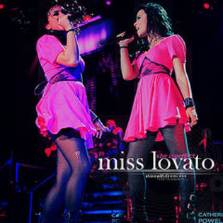 4 - Demi Lovato - Intr-o rochie roz foarte frumoasa