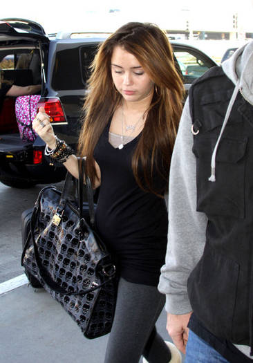 Miley+Cyrus+Arriving+At+LAX+yHIvvgktx--l - miley cyrus