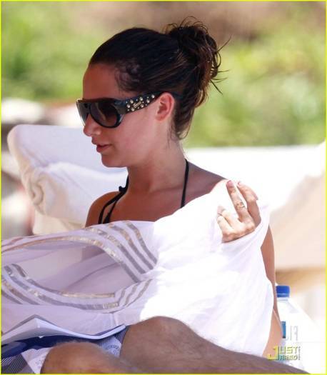 TKWIWOTYKIZDADVCBNL - Ashley Tisdale
