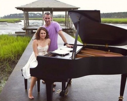 When-I-Look-At-You-Behind-The-Scenes-miley-cyrus-7886290-434-346