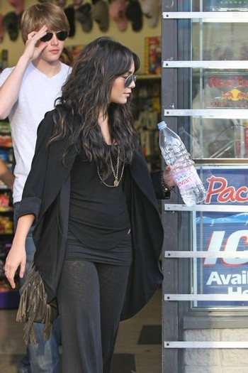 Vanessa+out+Sterling+Knight+Vancouver+wM-Smy2dRN2l