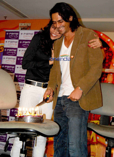 deepika-padukone-with-arjun-rampal03 - OM SHANTI OM