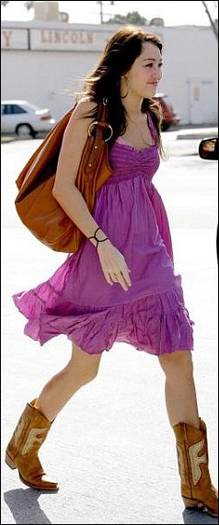 miley-cyrus_COM-boots-2008mar5 - aici sunt doar poze cu miley cyrus-hannah montana