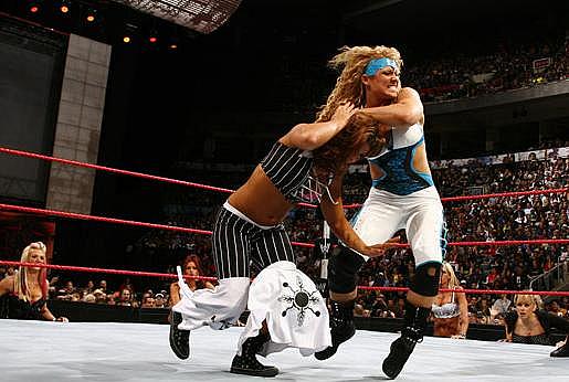 beth%20coge%20del%20pelo%20a%20mickie%20james - all superstars wwe