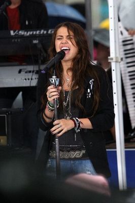 miley-cyrus-676683l-poza - miley cyrus
