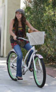 QWOLYHNHADZOMRFOSLQ - miley pe bicicleta