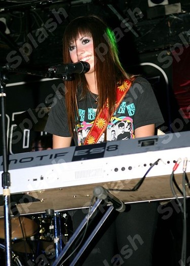 demi-lovato-long-island-01_sp - poze demy si biografie in limba engleza