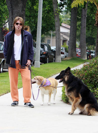 Billy+Ray+Cyrus+Walking+Dogs+ju-v-3TT2aZl - miley cyrus - hannah montana