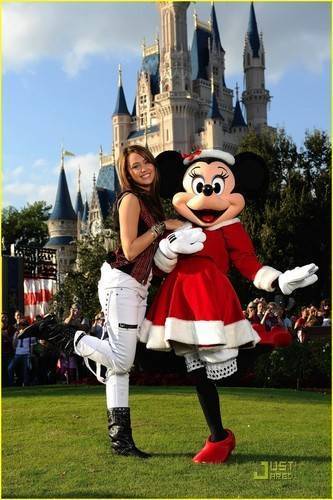 MBJPJIYXGGKGRCLJXJE - miley la palatul disney