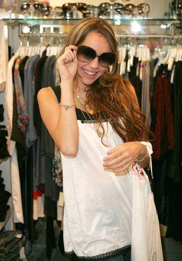 IZWJIAUFMXOICODNHME - Miley Cyrus shoping