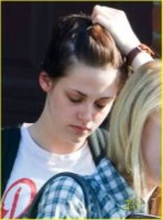  - Kristen Stewart si Dakota Fanning prin LA