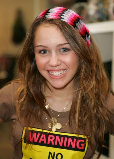VIZWCMPUXEBWRGDGAEL - Miley Cyrus shoping